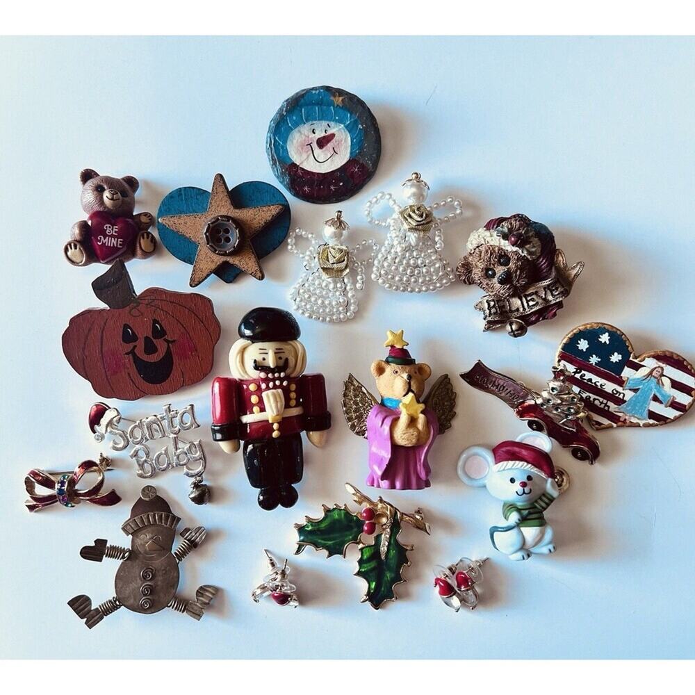 Lot Of 16 Christmas Vintage Brooches.